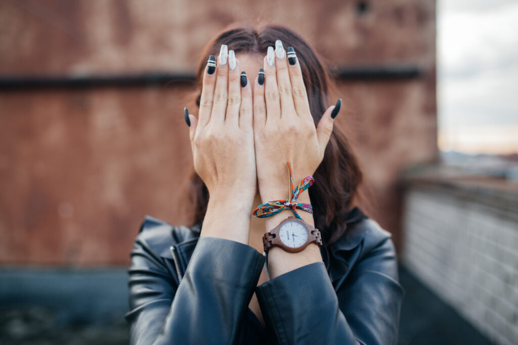 Ma olen hullult hajameelne ja omajagu kohatu. Ma püüan selle kallal töötada, aga see ei kipu eriti õnnestuma. Või kas ma peakski. Kas mitte need väikesed äpradu